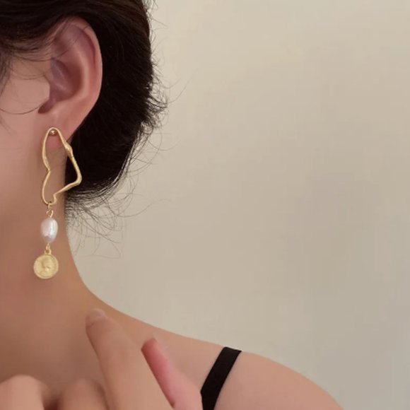 Baroque Pearl Earrings: Asymmetric, French Retro Style, Luxury Fashion Jewelry - Picture 3 of 5